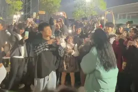 长沙听障男生公开向听障女生表白，网友：手语无声，爱却震耳欲聋图片