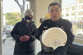 淄博临淄：交警开展免费义务修头盔活动图片