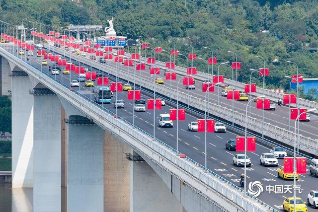 喜迎国庆 “中国红”成最美风景