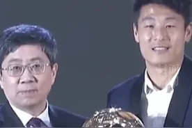 武磊获2023中国金球奖，个人第四次夺得该奖项，因国家队成绩觉得自己受之有愧图片