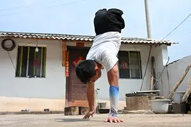 了不起！云南无腿小伙靠双手登顶泰山图片