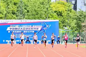 一个组别只有一人参赛、凳子架着PVC水管练跳高，这是玩田径的老男孩们图片