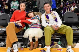 詹蜜上线~陈冠希携妻女现身湖人主场 前排观看圣诞大战图片