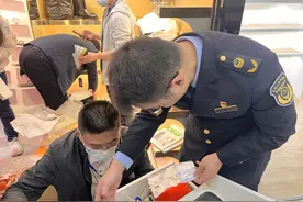 羊城晚报“3.15”暗访追踪：市场监管部门按图索骥查处“假大牌”，多家涉案档口被责令停业整顿图片