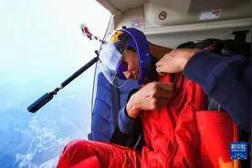 翼装飞行运动员张树鹏在内蒙古飞越黄河图片