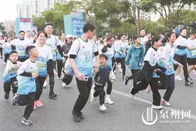 爱跑步 “泉”风行图片