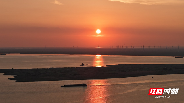 湖南岳阳：盛夏洞庭鎏金霞