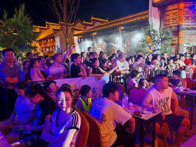 云梦：“狂人夏浪季”万人夜游祥云湾