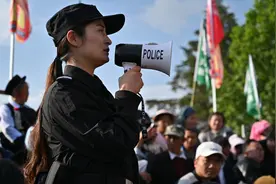 一街赶千年 藏蓝坚守护平安图片