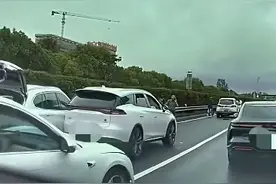 G50沪渝高速接连发生两起3车追尾 幸无人员伤亡图片
