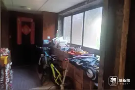 杭州城西某小区共用连廊频频被占，这事该谁管？图片