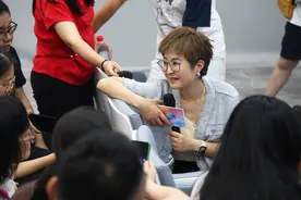 张泉灵：在《背后》探寻人与社会情绪的共鸣图片