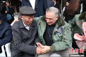 一碗鸡蛋面的故事，为什么让这位美国老人哽咽？图片