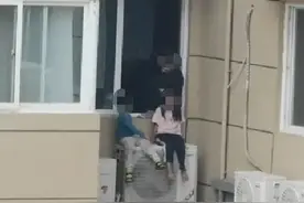 两个孩子被放23楼空调外机上！疑因夫妻吵架较劲？网友炸了！图片