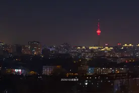 太浪漫！金星伴月装点京城夜空，与电视塔、鼓楼遥相呼应图片