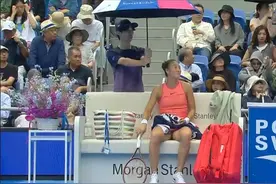 1个小时打了4局😓东京站决赛，郑钦文vs肯宁比赛第二次因雨暂停图片