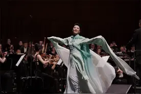 艺术节·A角B面丨柔情似水的何赛飞，一入戏像换了个人图片