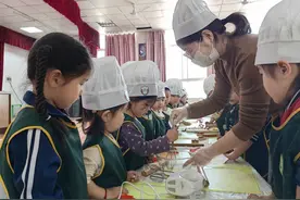 我劳动 我快乐——东营市东营区牛庄镇中心幼儿园开展“欢庆五一活动”系列活动图片