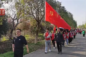 千余名师生一天徒步20公里，他们在相互扶持中感受心灵洗礼图片