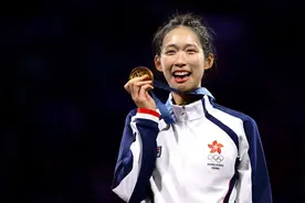 奥运夺金后，30岁的她宣布退役！被称为“微笑剑后”，还是个全能学霸图片