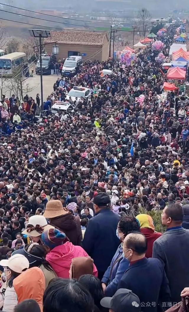 日照这个村，爆满了！现场人山人海，热闹非凡！知名歌手也来了