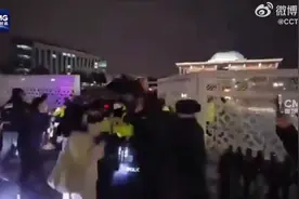 惊变！冲突爆发，韩国军队进入国会，试图抓人；李在明：总统背叛了人民！韩国资产大跌，国际金价、油价上涨图片