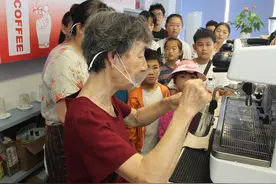 摇滚奶奶、篮球爷爷、咖啡奶奶……看无惧岁月的精彩晚年图片