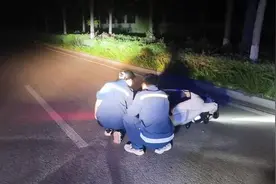 女子午夜摔伤晕厥在机动车道，危急时刻多亏了他们图片