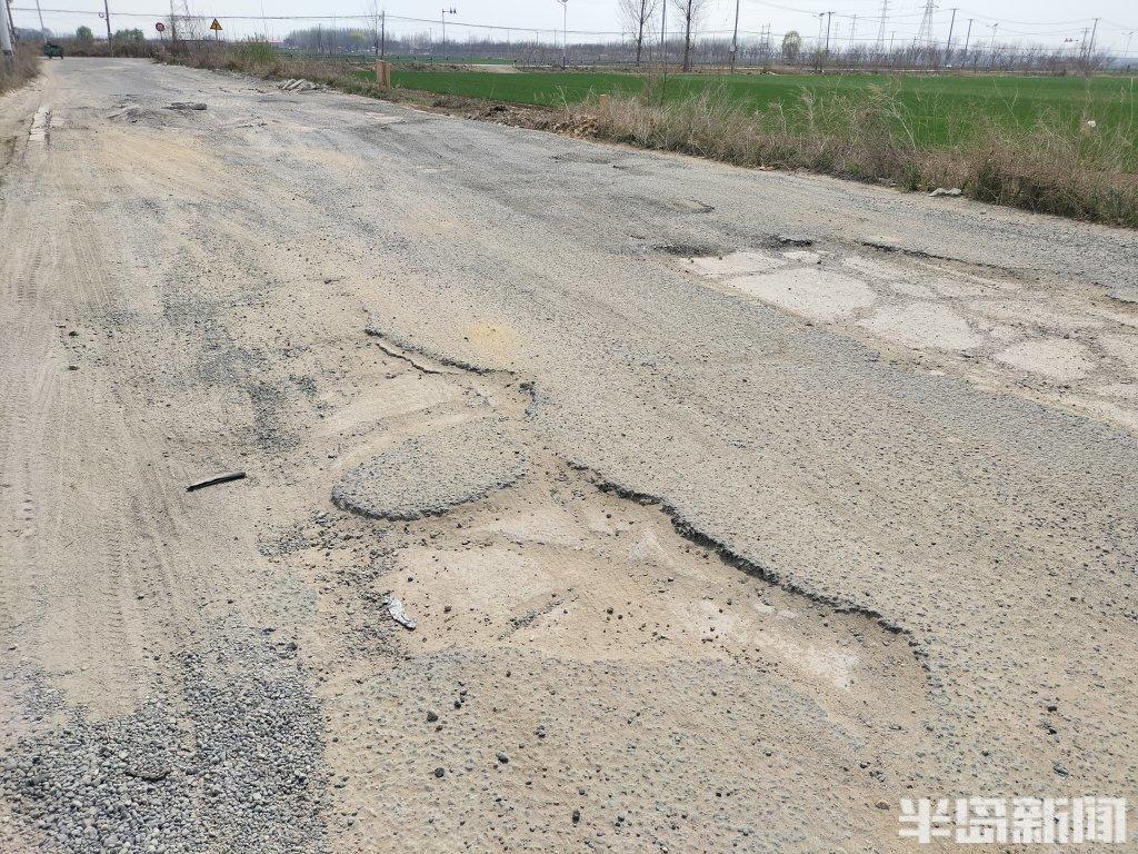 山东胶州平度交界处一段路面破损 行人车主盼早修复