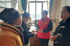 莱阳两个公益团队为家中遭遇变故姐弟俩送去助学金和爱心物品图片