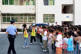湖北襄阳保康两名小学生拾金不昧，警察蜀黍入校送上小惊喜图片