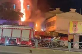 福建南安一大排档凌晨起火，有居民刚出火场又返回救人，当地回应图片