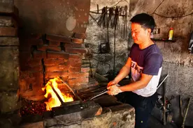 “小锤敲到哪里，大锤跟到哪里”——大理有位年轻的“老”铁匠图片