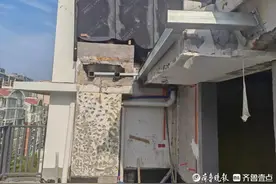 业主在楼顶搭建阳光房，执法人员巡查发现后即查即拆图片