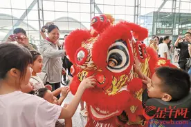 广东文旅白云机场举行非遗快闪活动，并喊话全球旅客：“请到广东过暑假”图片