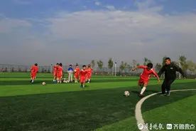 青岛故事丨27年逐梦绿茵场，“足球园丁”点燃少年足球梦图片