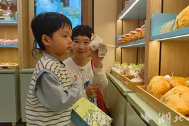 抖音话题播放量超2.2亿次 日销超万只  武汉“蒜鸟”，何以爆红?图片