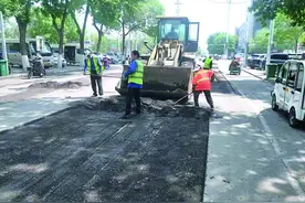 修补破损路面  改善出行环境图片