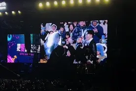 演唱会现场求婚，观众大喊退票？当事人回应：正遭遇网暴图片