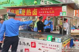 娄底城管执法支队城南大队开展校园周边环境整治图片