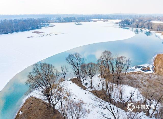 素白映碧蓝 勾勒出冬日空灵与旷远