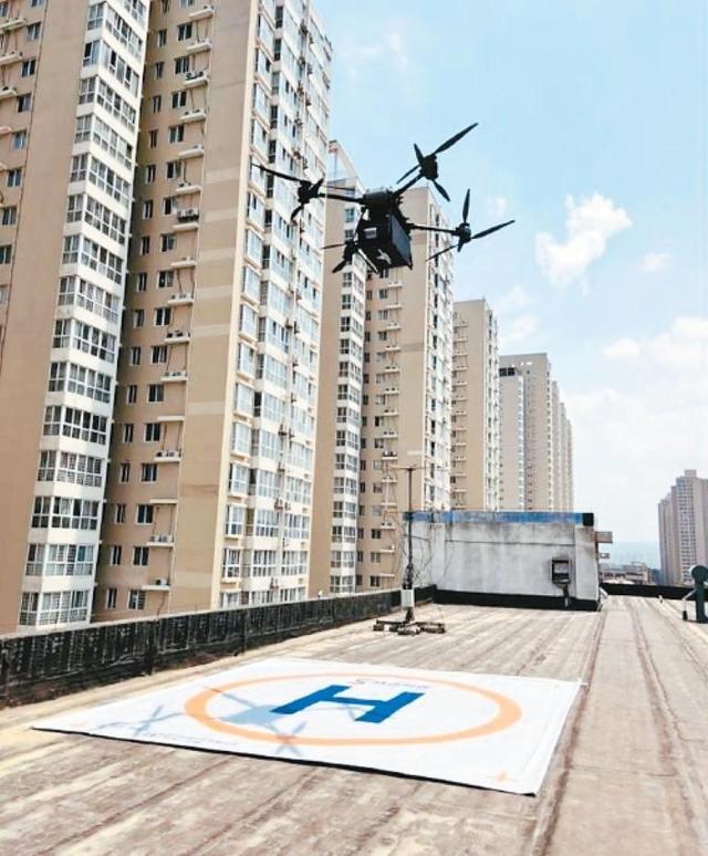 城市无人机医药配送西安成功首飞 开辟基层医疗物资运输空中快速通道