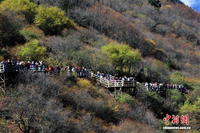 四川黄龙风景如画引游人