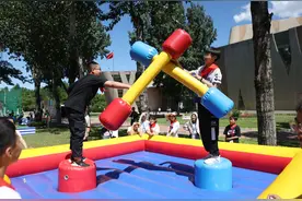 玩VR游戏、做火箭模型，千名少年儿童在北京市少年宫游园过节图片