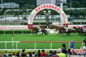 特写：香港回归日“马照跑” 万人齐聚盛况空前图片