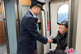 错票旅程暖心续写 高铁列车长助老人踏上团圆路图片
