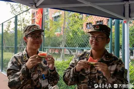 “来吃瓜啦！”别人家学校！这所大学3200斤西瓜送军训新生！图片