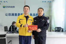 老人在轮椅上被大货车推行数百米，路人及时拦停获见义勇为表彰图片