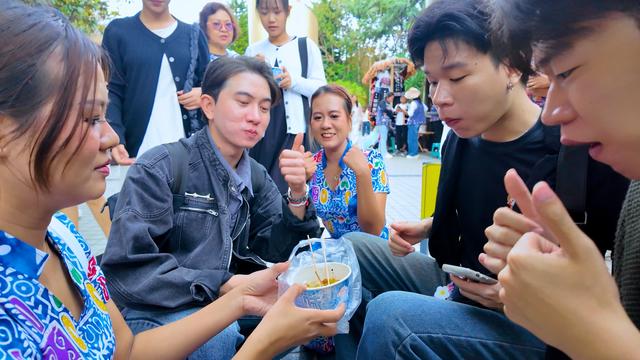 海外双胞醉心墨江 许下来年之约