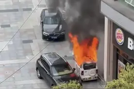 温州“老头乐”起火，烧坏旁边保时捷！网友热议：谁来赔？图片